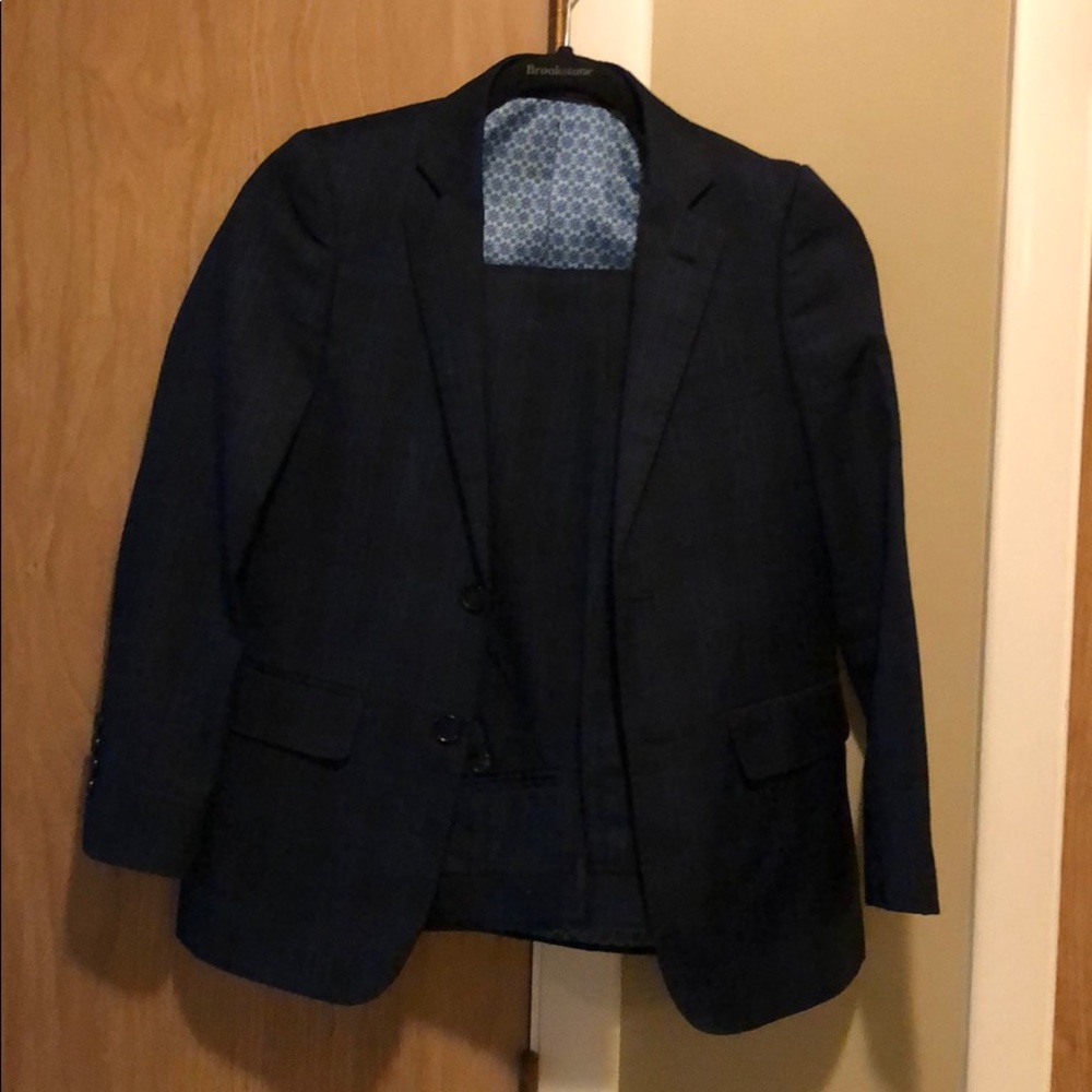 Boys gently used size 12 R suit. Straight fit